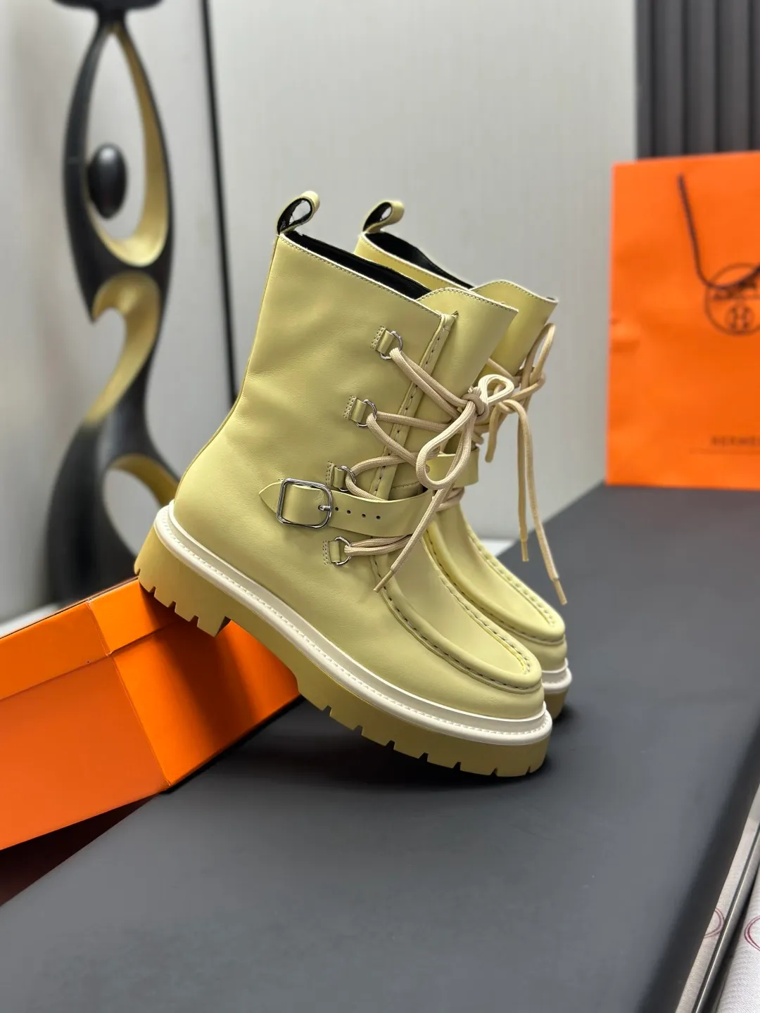 👟👟Ex-factory price 820👟👟 Hermes Martin boots fe new arrival~ Autumn and winter new Bouncing Martin boots casual shoes, the most comfortable shoes from Hermès, no one else⃣️, very light on the feet and good-looking, you will not feel tired when you go shopping and running around👍 The cowhide stitching feels good, very beautiful and versatile, very light and comfortable Hermès GD9321 is perfect for both sports and leisure. It feels great when you step on it! ✔️Fabric: Imported cowhide ✔️Inner lining: Imported silk sheepskin for lining insoles ✔️Outsole: Seamless combination of IP+TPU (multi-color letters) German technology irradiation machine ✔️Size: #35-40 code 🎁Top quality, simultaneous full set of packaging